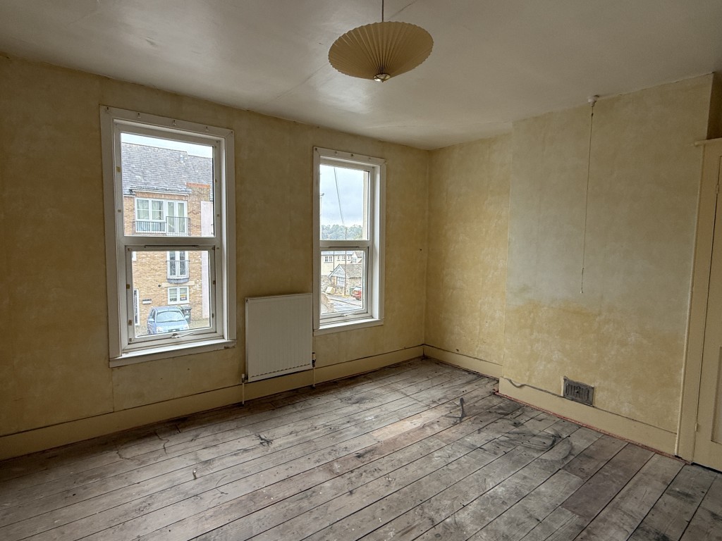 Lot: 81 - HOUSE IN NEED OF IMPROVEMENT - Bedroom 1 in House in Need of Improvement